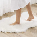 HLZDH Faux Fur Soft Fluffy Single Sheepskin Stule Style Rug, Faux Fleece Chair Cover Seat Pad Soft Fluffy Shaggy Area Rugs for Bedroom Sofa Floor（White, 60 X 90 CM） HLZDH