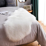 HLZDH Faux Fur Soft Fluffy Single Sheepskin Stule Style Rug, Faux Fleece Chair Cover Seat Pad Soft Fluffy Shaggy Area Rugs for Bedroom Sofa Floor（White, 60 X 90 CM） HLZDH